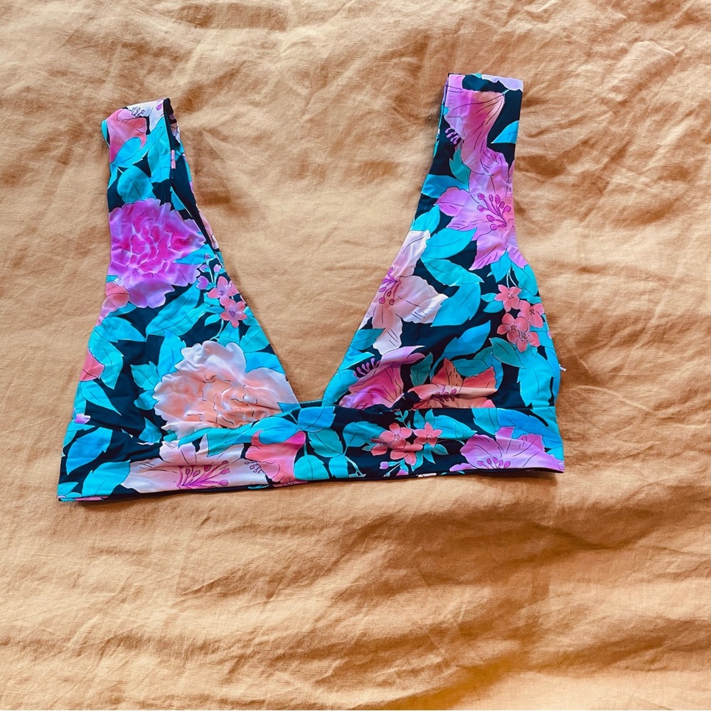 COPY - Billabong floral print reversible bikini top. Never worn. Size large